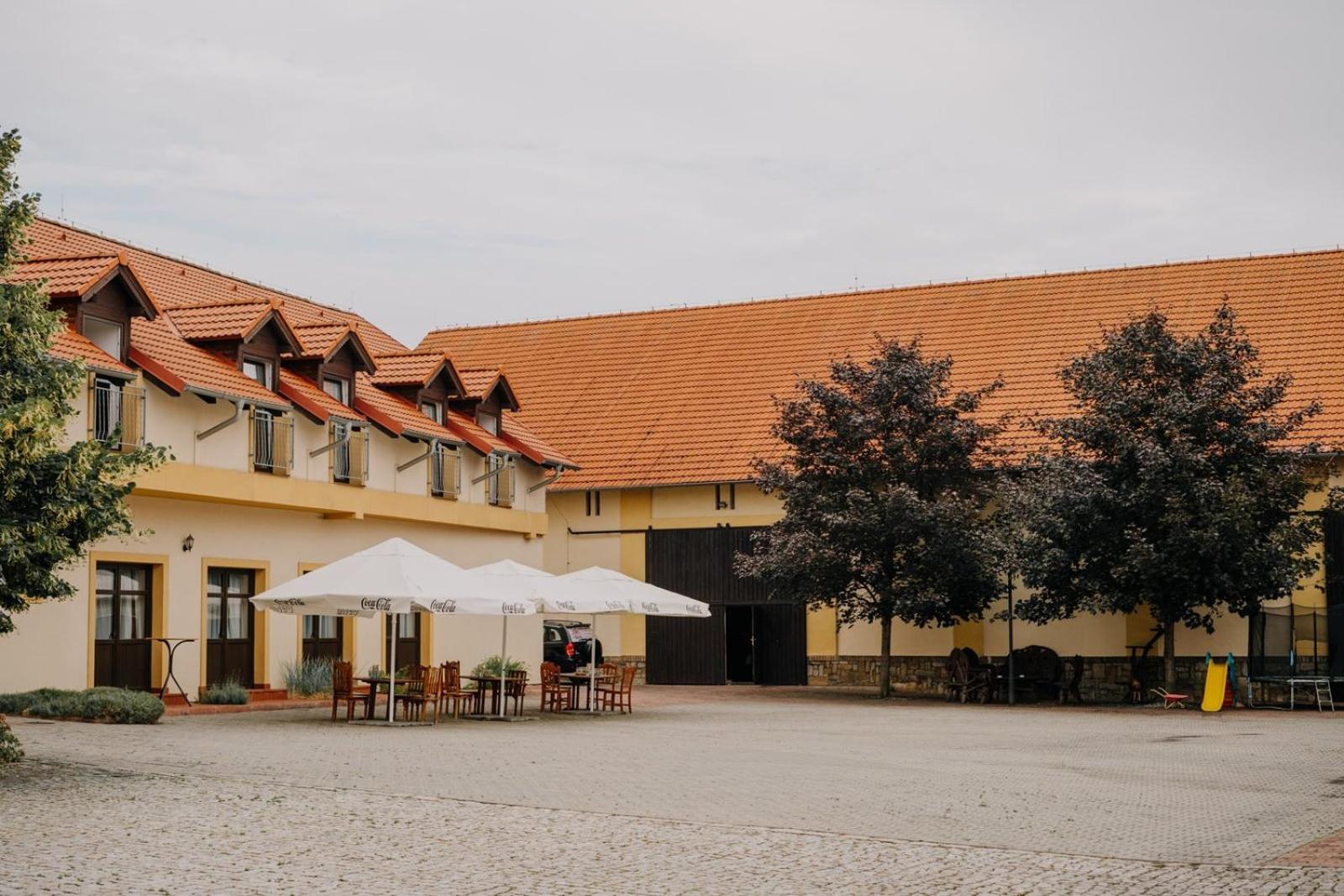 Hotel Lony Mochov Exterior foto