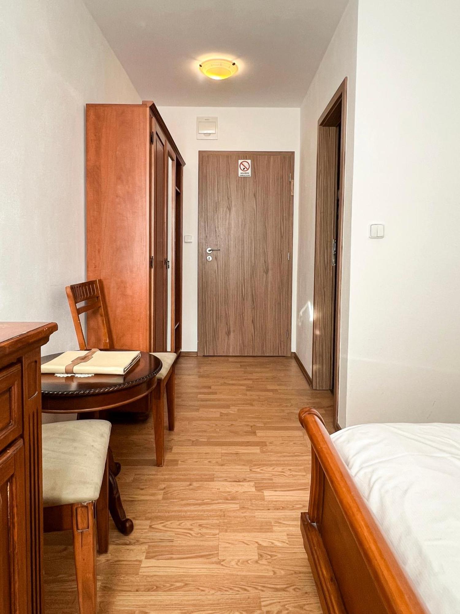 Hotel Lony Mochov Exterior foto